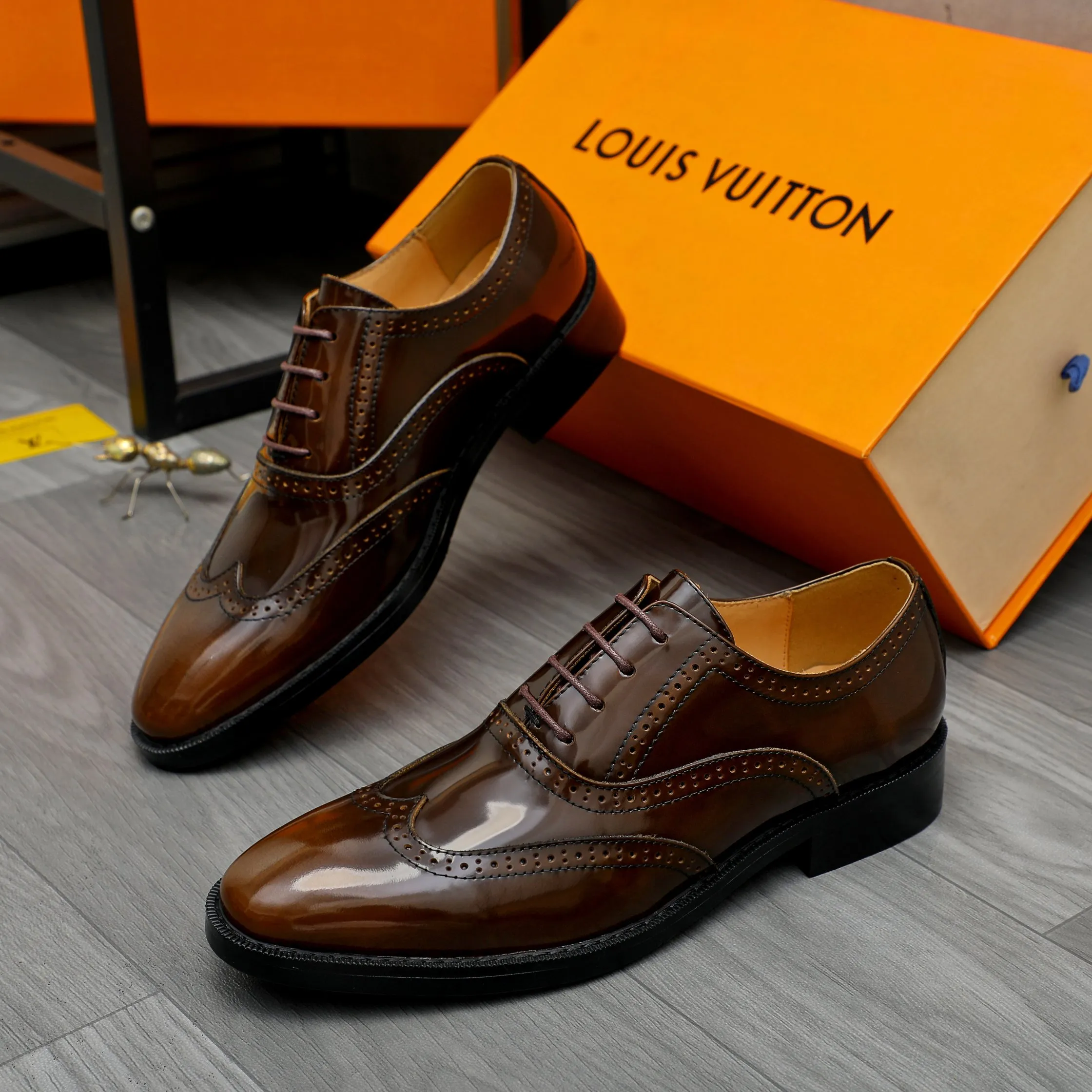 Men's shoes 💰500 Product trademark: LV "Louis Vuitton" business formal leather shoes Regular size: 39-45 (.45 customization is non-returnable) Product materials: Selected color-brushed pearlescent cowhide upper, cowhide lining, original rubber outsole